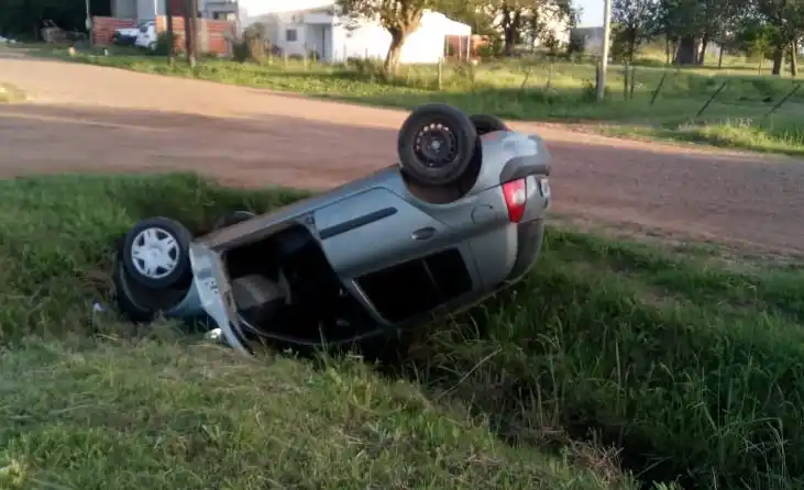 Un joven terminó con su auto en un zanjón