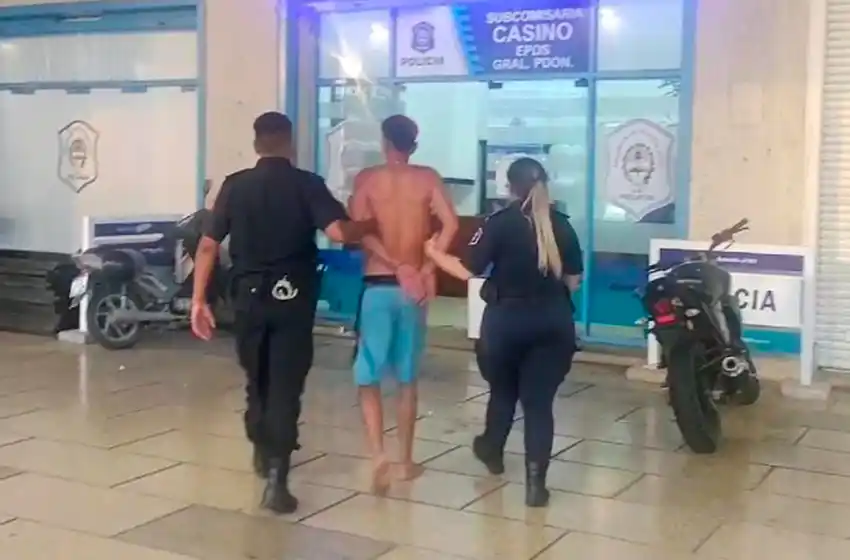 Muelle de pescadores: le pegó una trompada a una policía