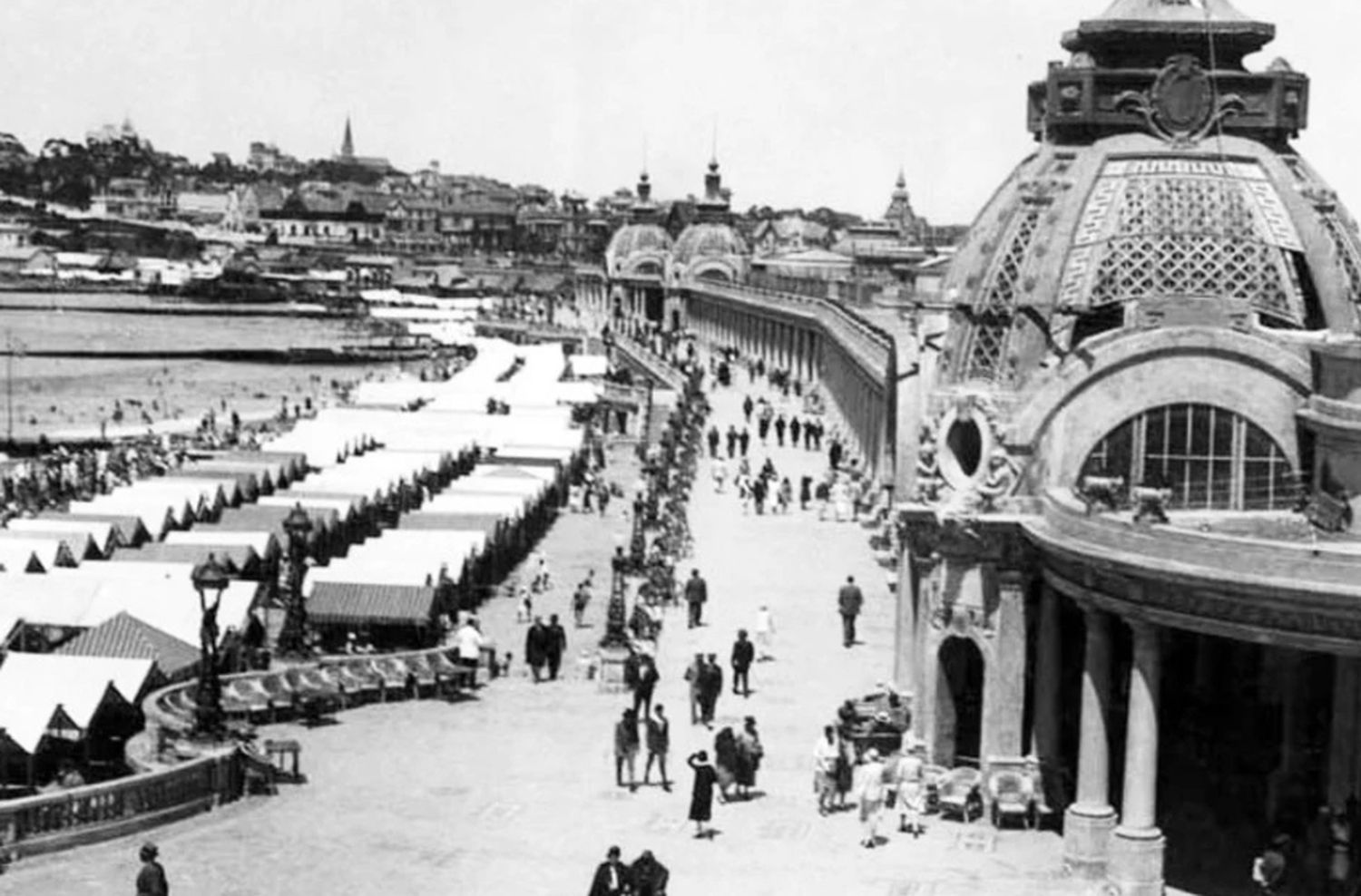 La playa Bristol y un viaje en el tiempo a través de sus cinco ramblas