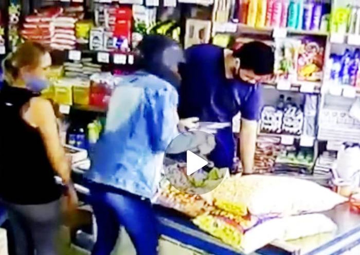 Ingresó a robar en un minimercado  y apuntó con un arma a una mujer que estaba comprando