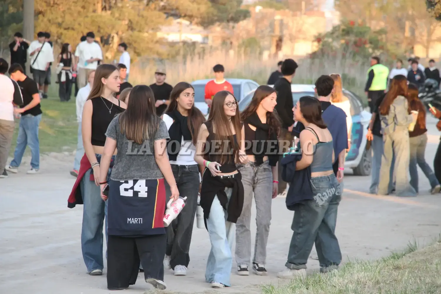 Estudiantes llegando al terreno de avenida 15, en medio de controles de seguridad