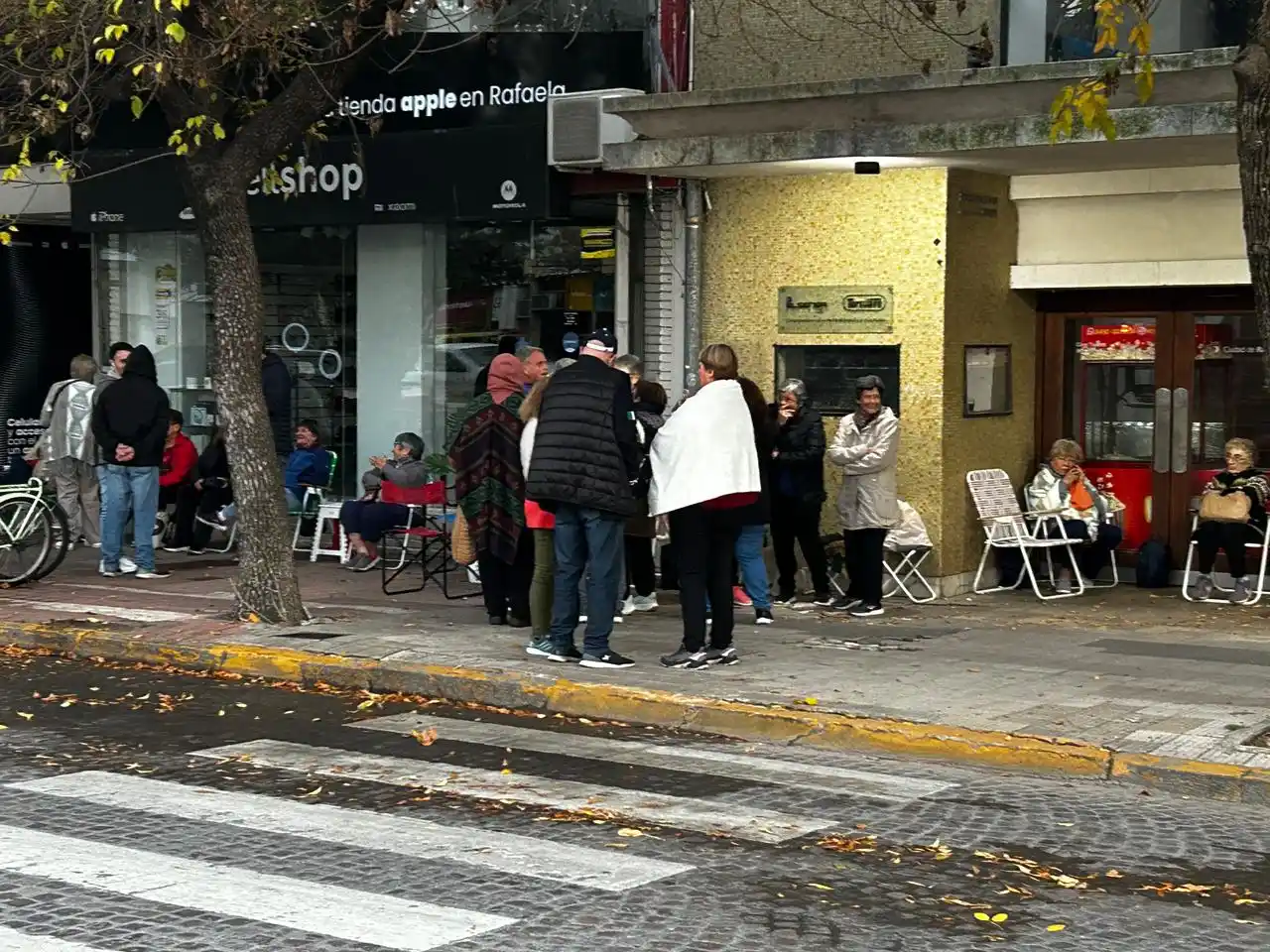Larga fila de jubilados desde la madrugada en el Cine Belgrano, ¿por qué motivo? - 11