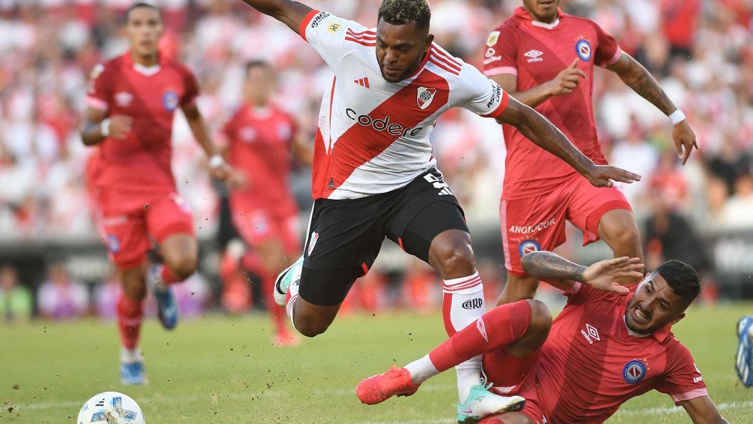 River y Argentinos empataron en el debut por la Copa de la Liga