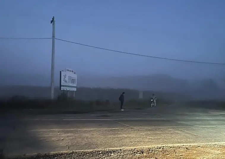 Un peligro: “Así espera la gente en el cruce de 191”