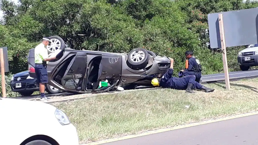 Despista, se cruza de carril y vuelca: cuatro personas resultaron heridas