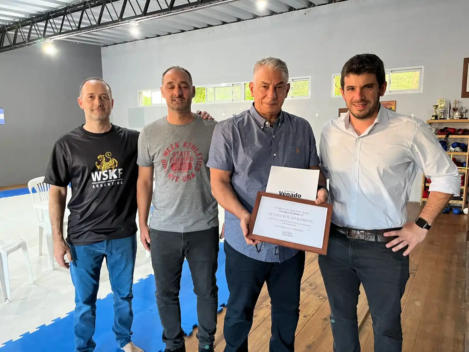 El intendente junto al Sensei.