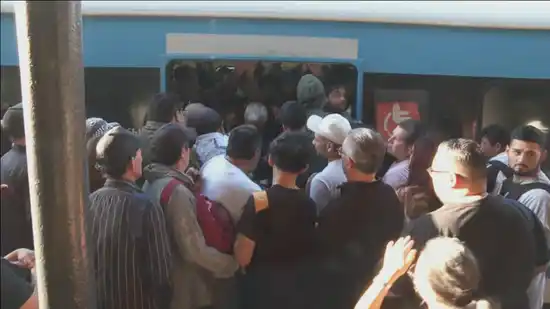 "Arreglen esto o van a empezar los disturbios": la advertencia de pasajeros del tren Sarmiento en otra jornada de caos