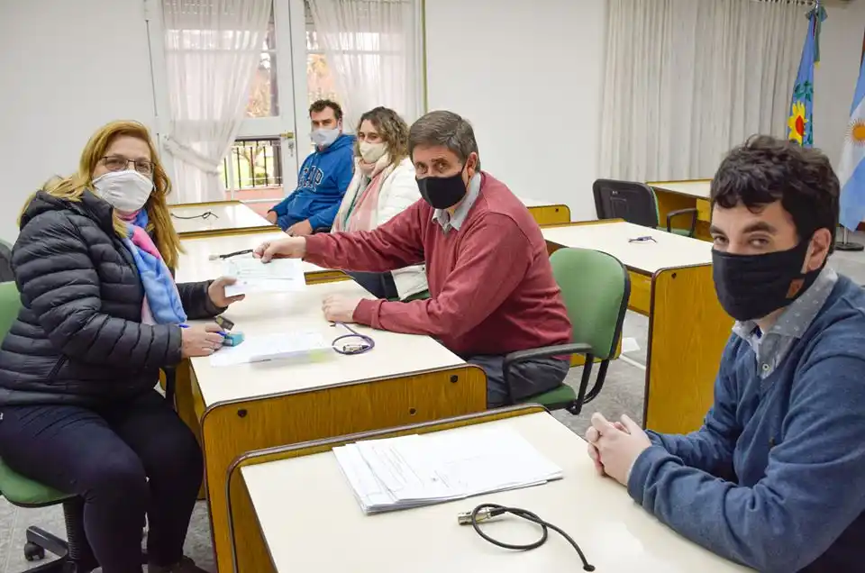 Gargaglione entregó subsidios a escuelas