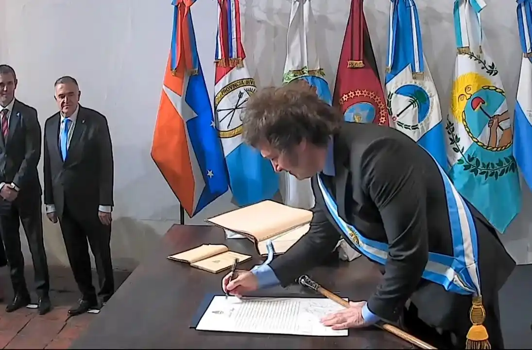 Milei firmó el Pacto de Mayo en Tucumán.