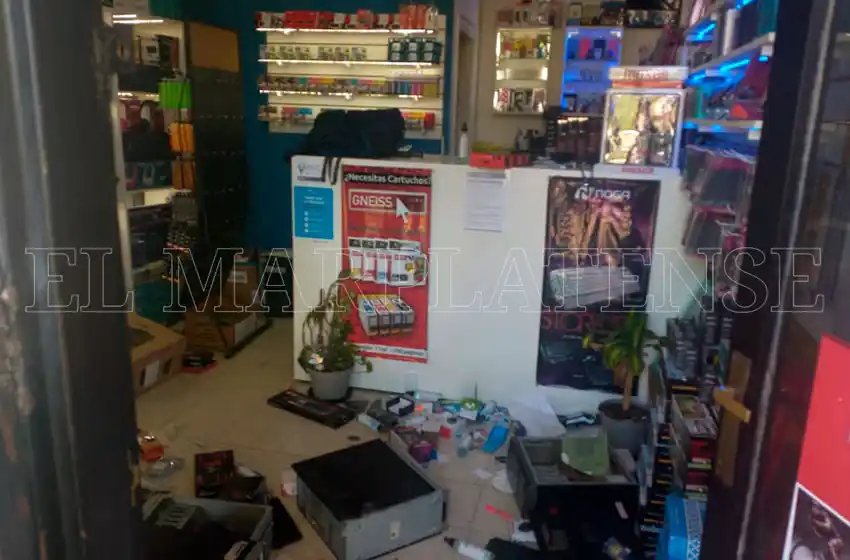 Más robos a comercios: saquearon un local de tecnología y destrozaron todo