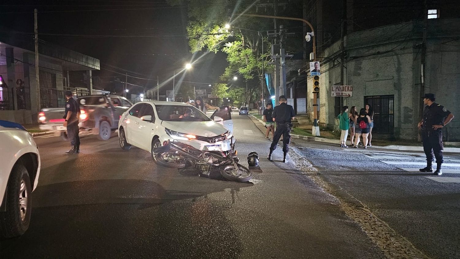 Motociclista hospitalizado tras ser chocado por un automóvil