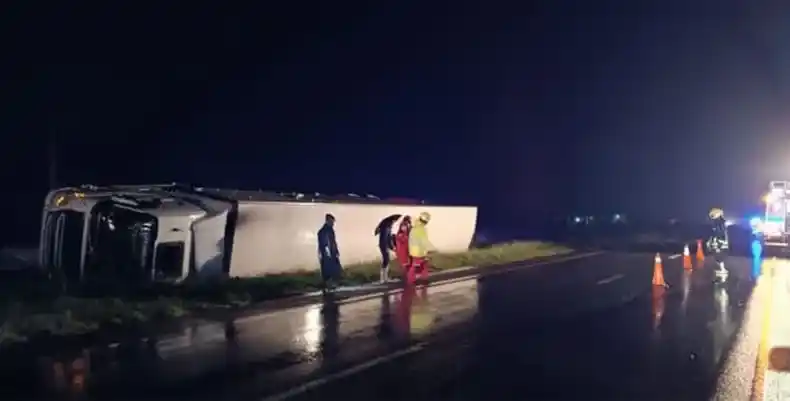 Volcó un camión que transportaba pollos en la Autovía Artigas