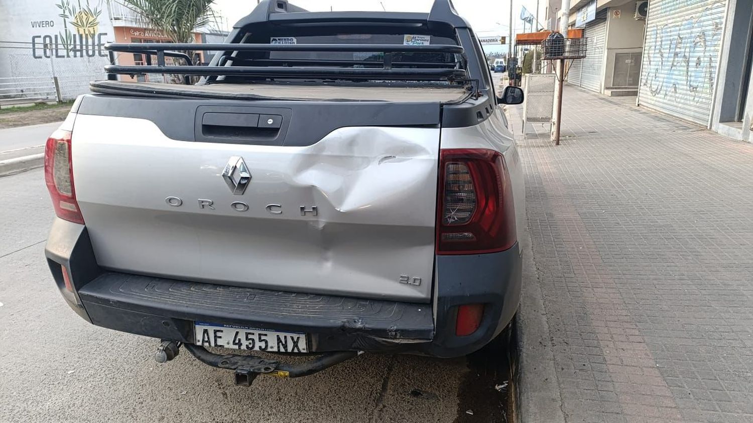 Una moto chocó contra un auto estacionado sumando el tercer accidente del día