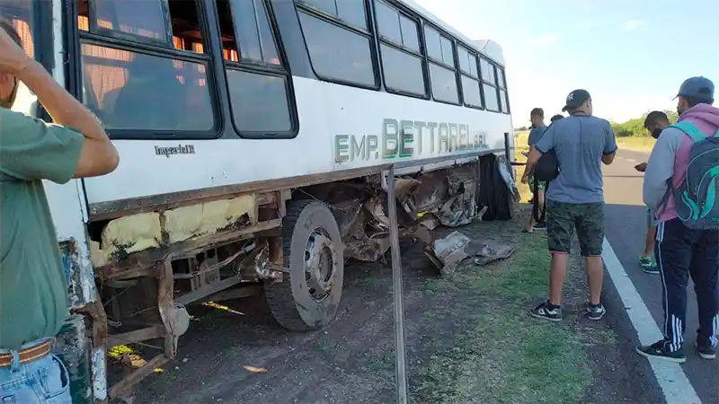 Hospitalizaron a seis personas tras choque entre tres vehículos en la Ruta Nº12