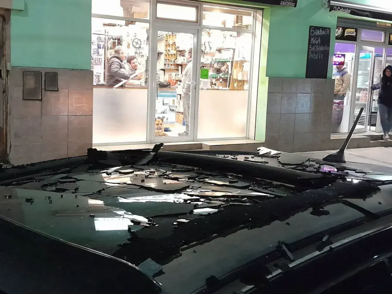 Vidrios rotos durante los disparos (Foto: Radio Ciudad)