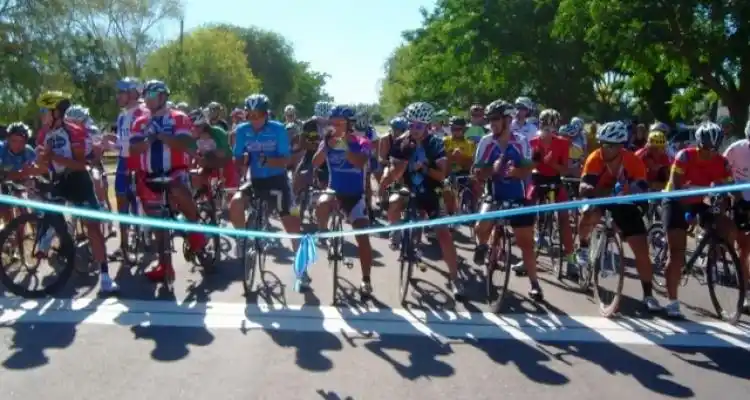 Ciclismo: Camilo Mondinali se quedó con la última carrera del año