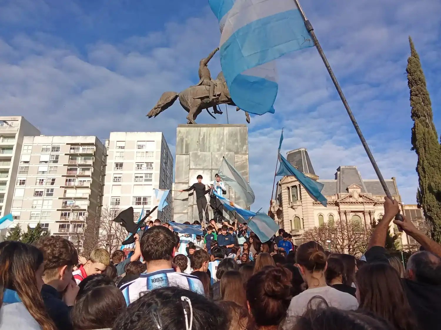 Los tresarroyenses coparon la Plaza San Martín tras un triunfo agónico