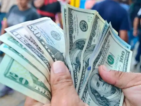 El dólar oficial subió $ 30 y cerró en $ 1380 para la venta este lunes