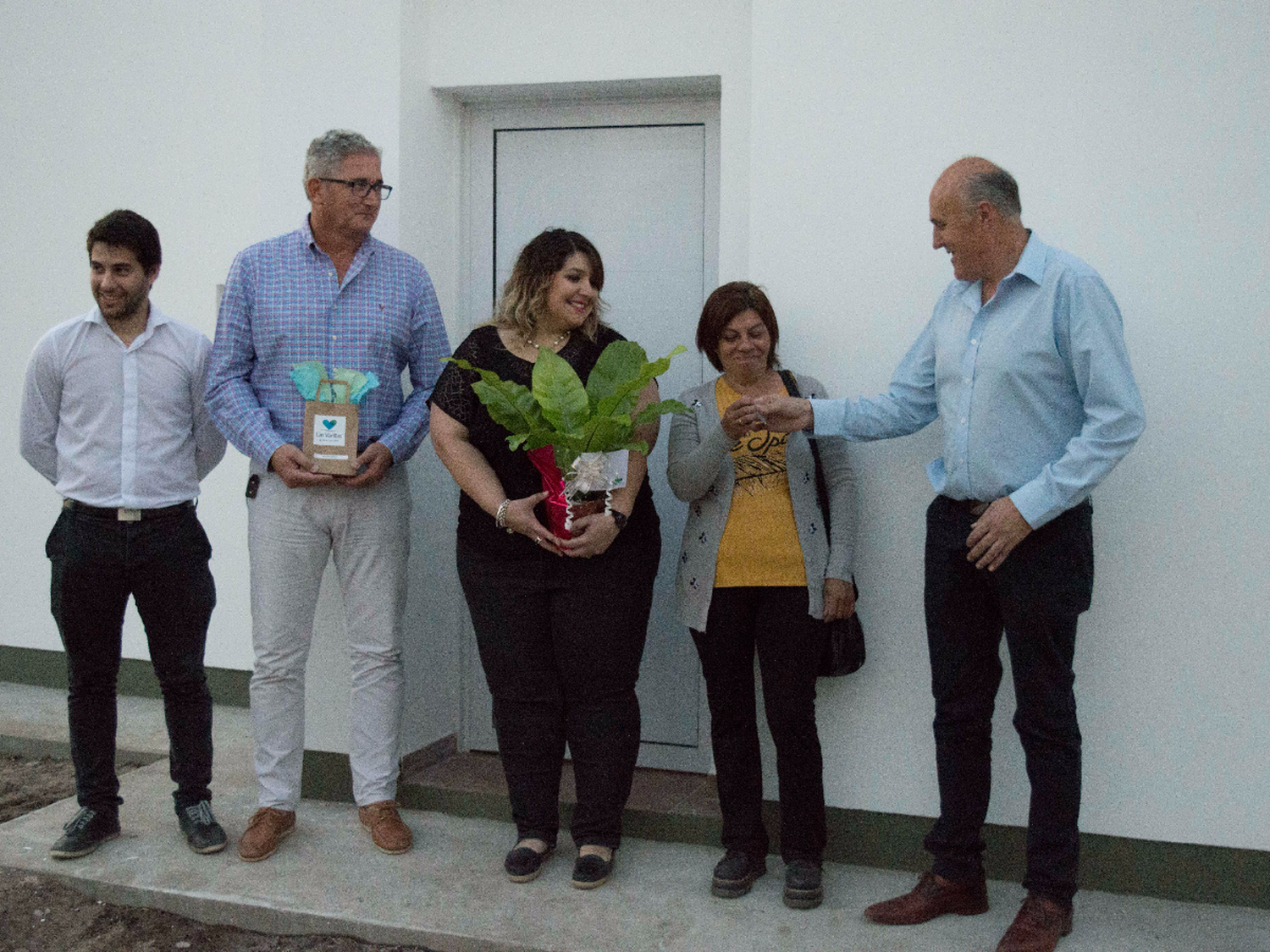Chiocarello entregó las dos primeras viviendas del plan Las Varillas Hogar   