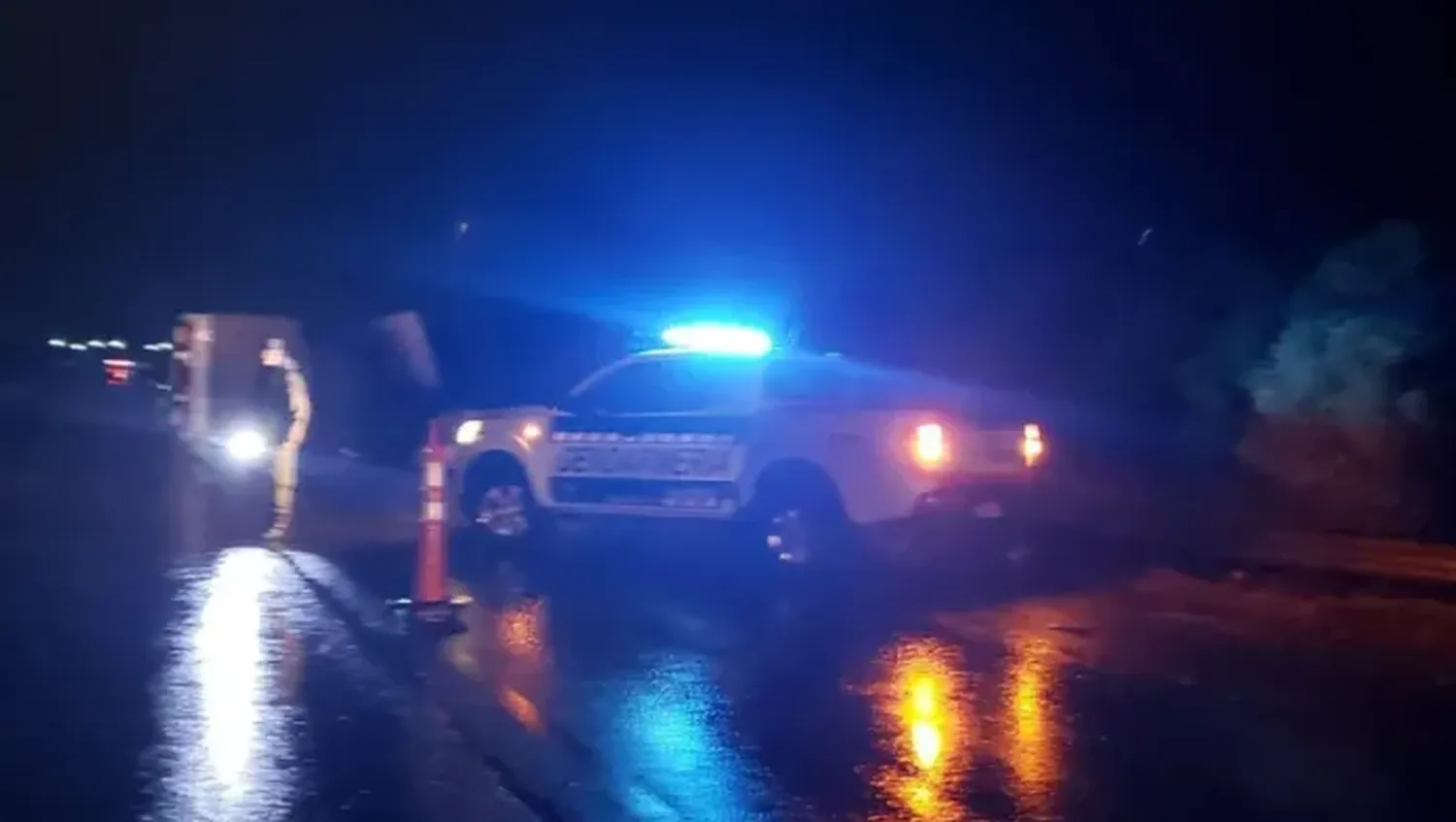 Un camión perdió el control en la ruta 14 y terminó volcando toda la carga