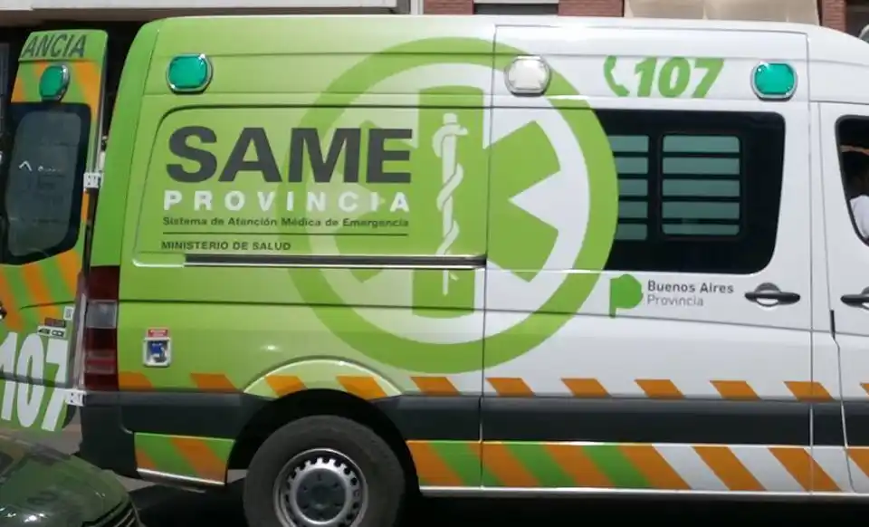 Chocó contra un auto, se golpeó el ojo y le secuestraron la moto por falta de documentos