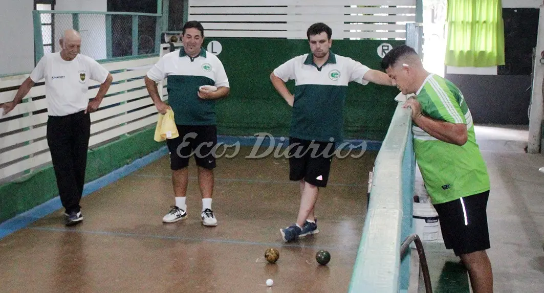 Integrantes del equipo campeón. Lautaro Quiroz y Andrés Alonso en plena competencia, mientras están expectantes "Quique" y el "Chino"