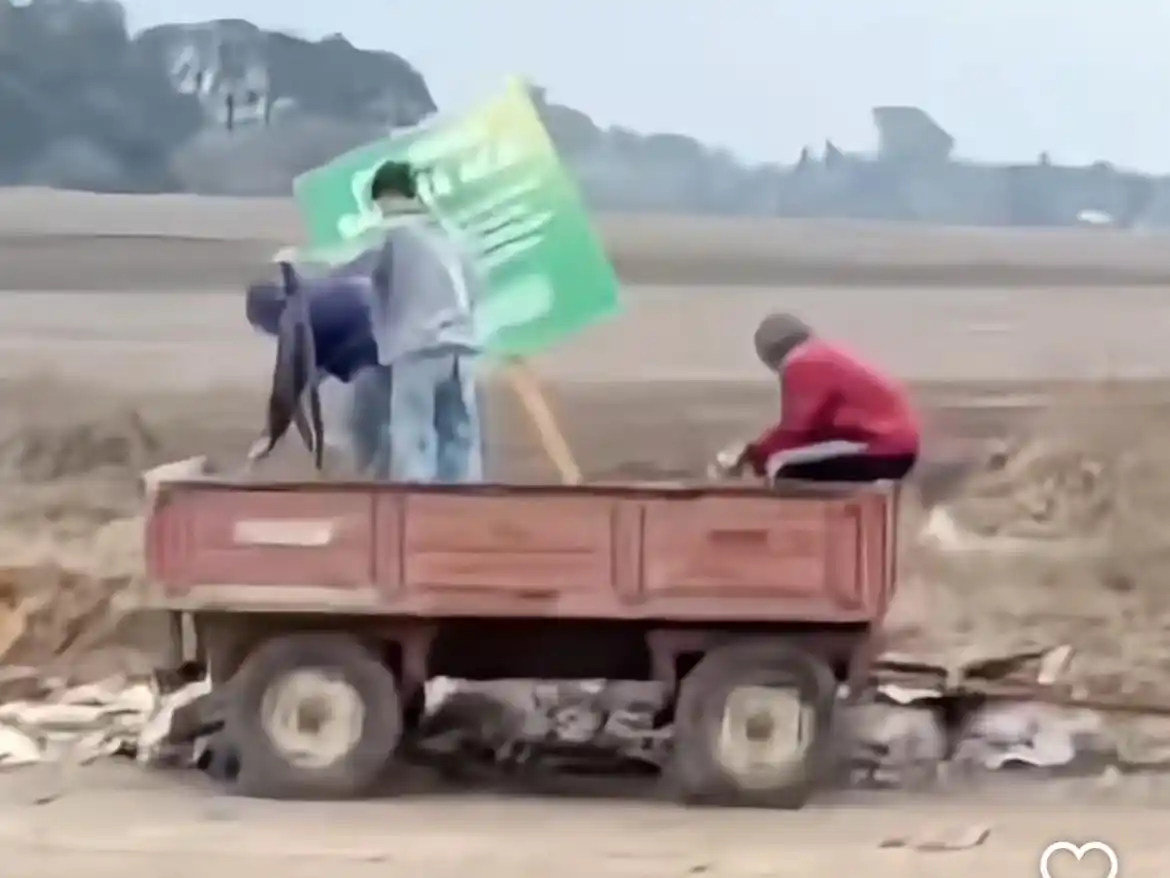 El momento en que los vecinos arrojaban residuos.