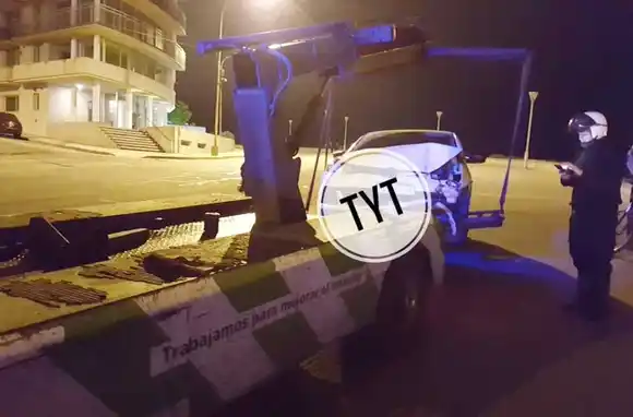 Estaba borracho, quiso pasar de carril y chocó otro auto