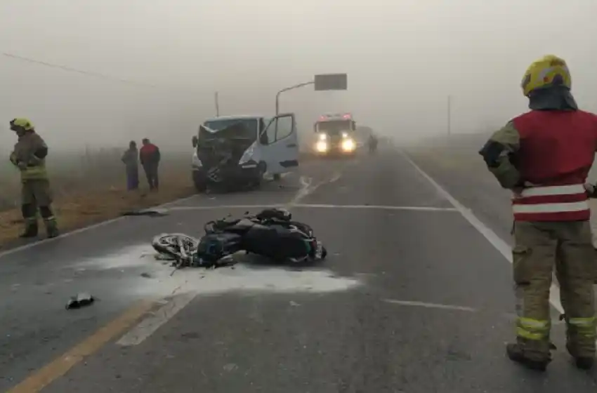 Un herido grave tras chocar una moto y un utilitario por la niebla y el humo en la ruta 33