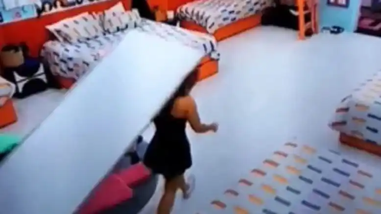 Se cayó una puerta en Gran Hermano Portugal y casi mata a una participante
