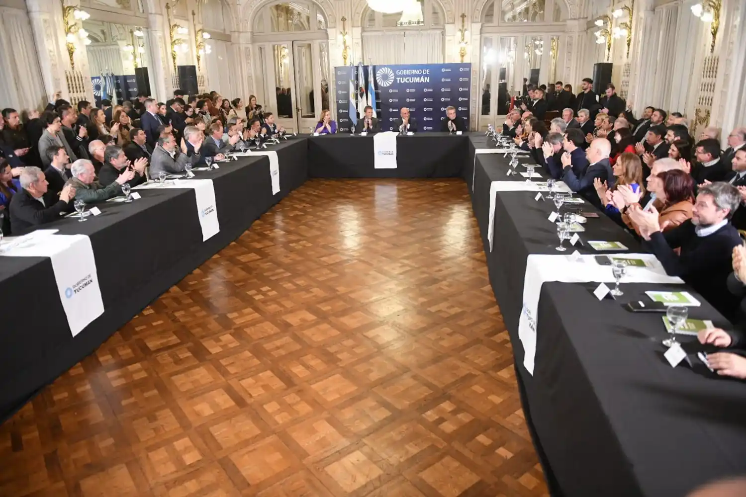 Insfrán participa del encuentro de dirigentes de Unión por la Patria