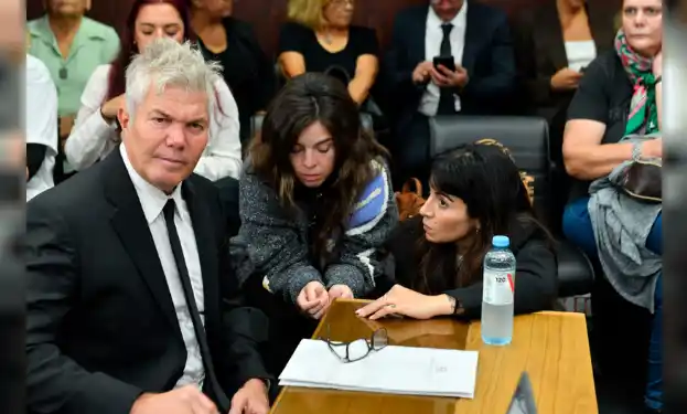 Burlando junto a Dalma y Gianinna en el primer juicio.
Fotografía: Agencia NA (Juan Vargas)