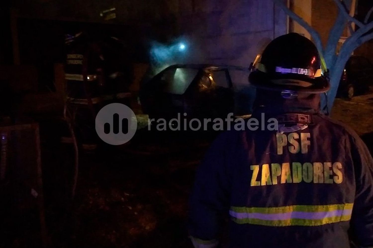 Gran susto en la noche: un automóvil se prendió fuego y tuvieron que intervenir los Bomberos