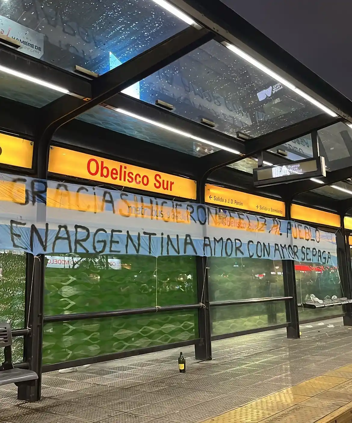 Miles de argentinos festejaron en el Obelisco, pero un grupo minúsculo causó desmanes.