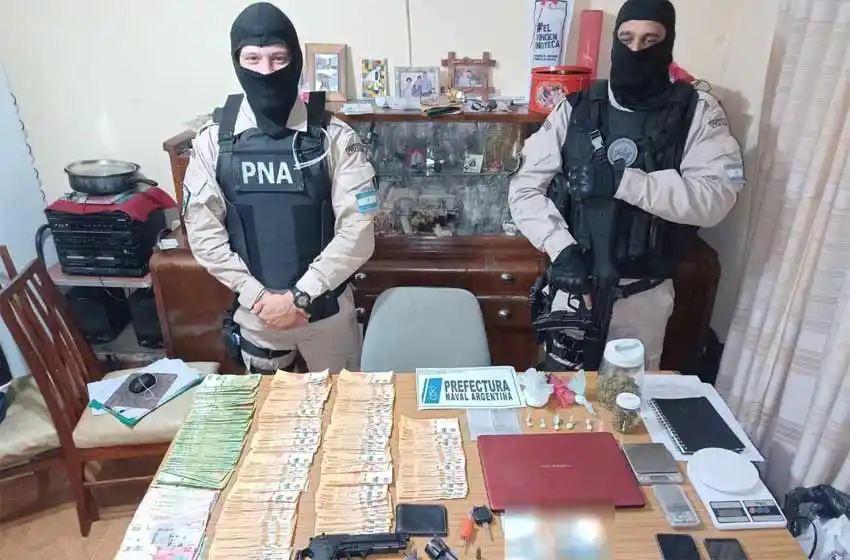 Detuvieron a dos personas por una causa de tráfico de drogas y secuestraron una millonaria suma de dinero