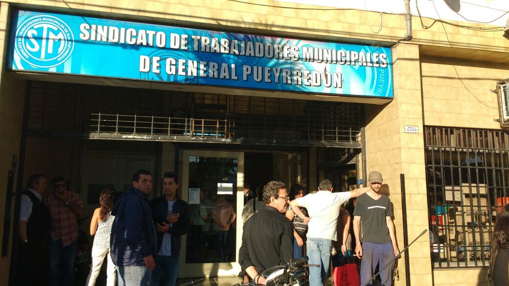 El Ejecutivo no pagó y los municipales siguen de paro