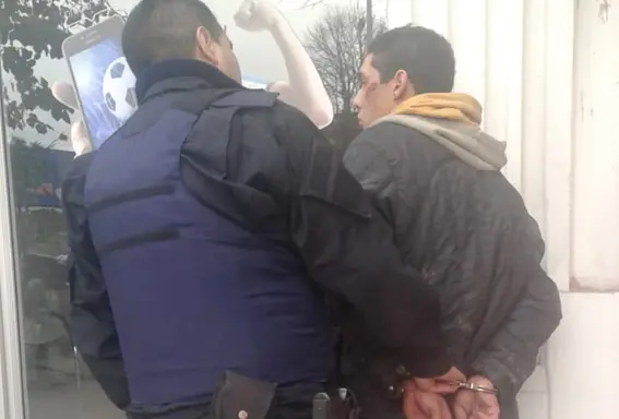 Aprehendieron a un joven que insultó a la Policía