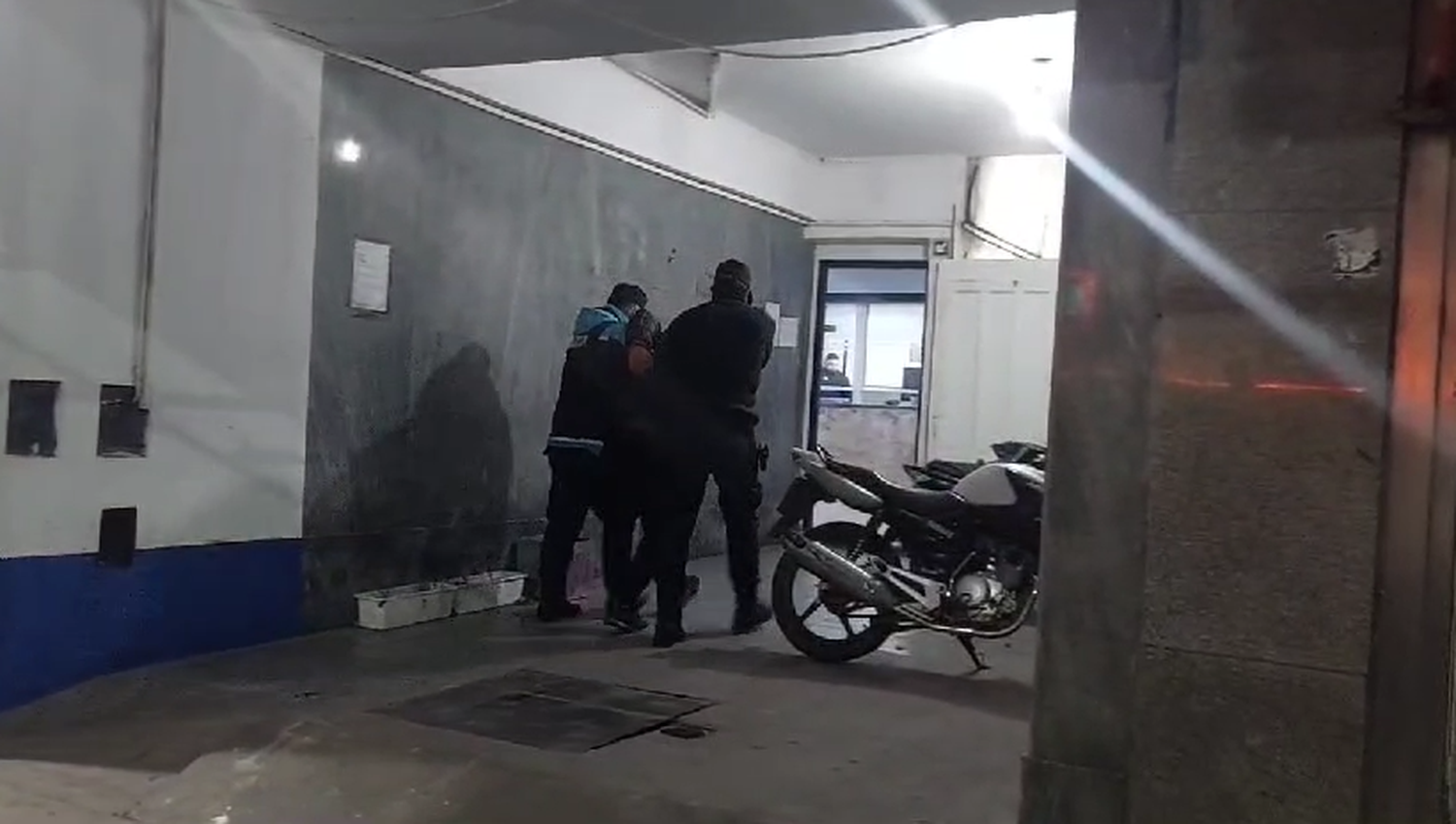 Saltó la medianera de una casa: fue descubierto por la propietaria
