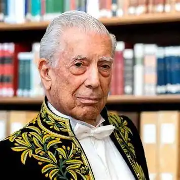 Mario Vargas Llosa, durante su ingreso en la Académie Française en 2023, convirtiéndose en el primer autor hispano en alcanzar este honor sin escribir en francés.