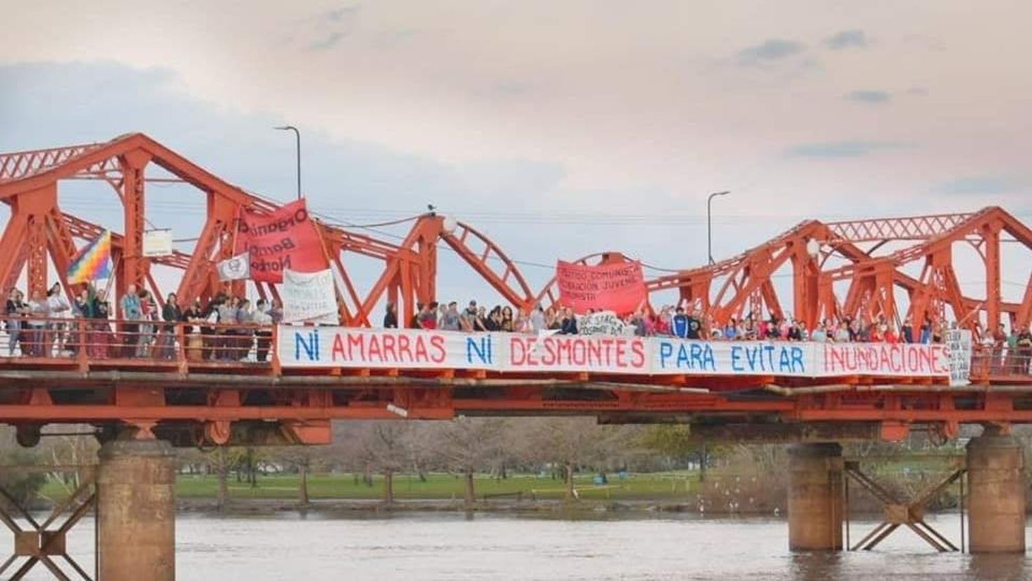 Contra Amarras y los desmontes, en el marco de una movilización en repudio al barrio náutico 