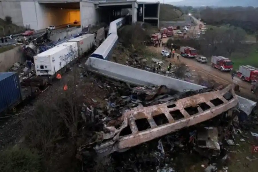 Tragedia en Grecia: choque entre dos trenes deja 36 muertos y más de 100 heridos