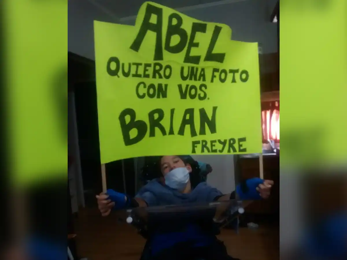 El sueño de Brian, sacarse una selfie con Abel Pintos 