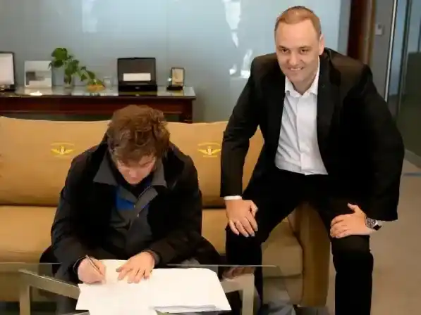 Manuel Adorni asume como director de YPF por el Estado Nacional