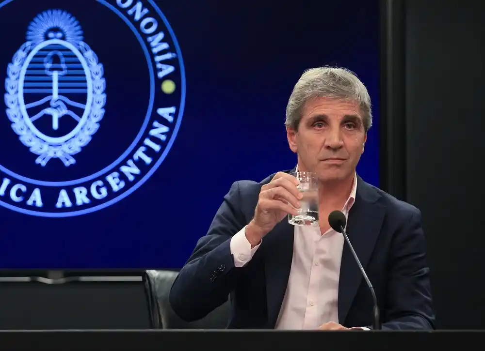 Caputo anunció que negociarán un nuevo programa con el FMI para pedir más plata