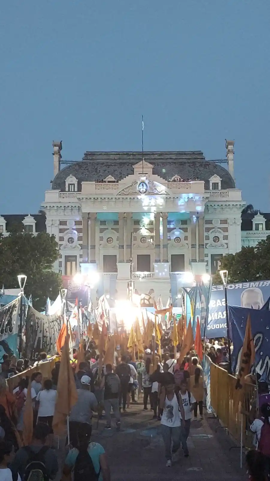 El escenario se montó frente a Casa de Gobierno de cara a la plaza.