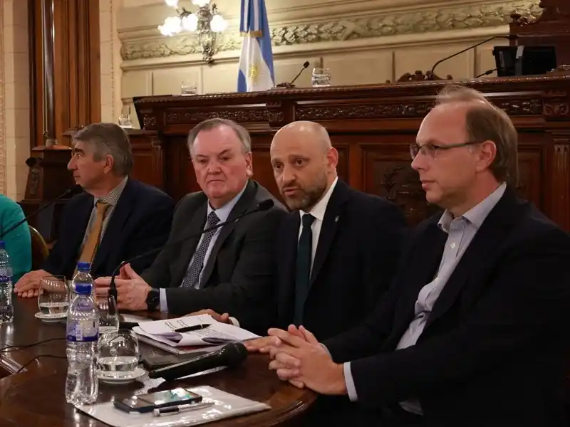 Funcionarios provinciales defendieron el plan del gobierno.