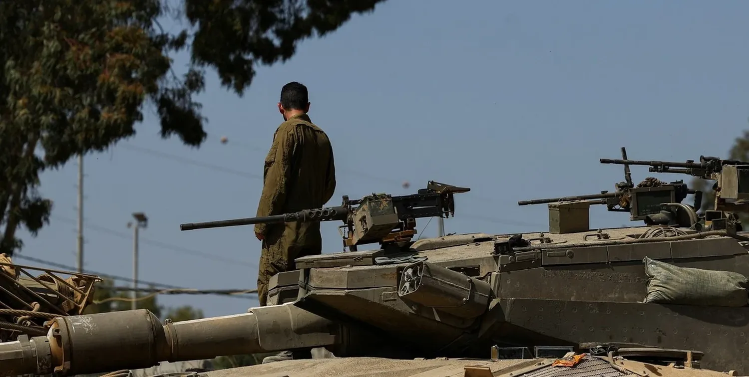 Soldado israelí en cercanías a la frontera con Gaza. Crédito: Hannah McKay/Reuters