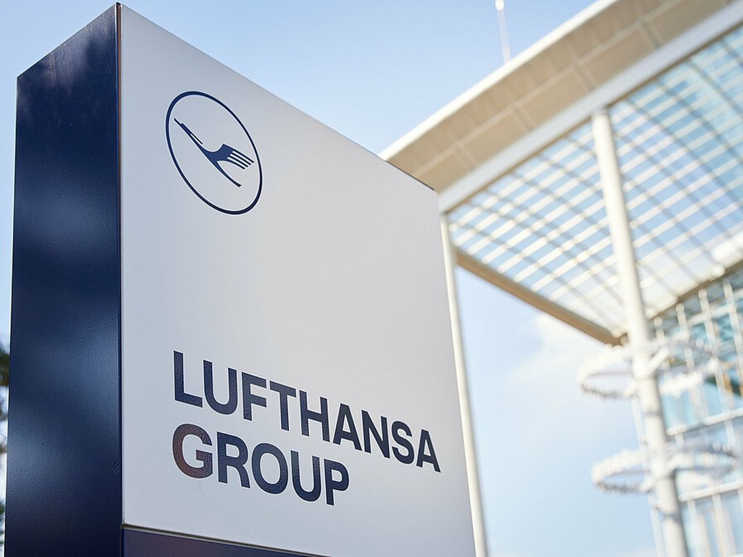 Lufthansa Group alcanza ingresos récord de €37.600 millones en 2024, pero su beneficio operativo cae