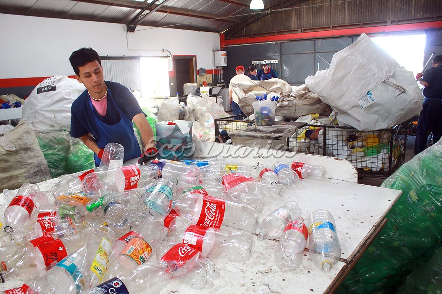 Taller protegido. Trabajan en el reciclado de plásticos