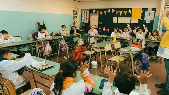 Polémica en San Miguel por libros de ESI: denuncian falta de materiales de materias básicas